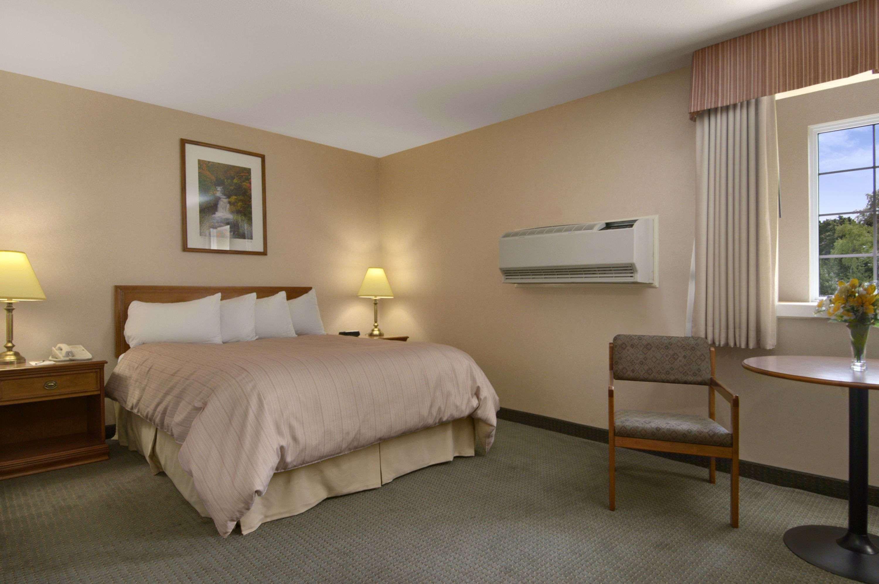 Days Inn By Wyndham Гуэлф Экстерьер фото