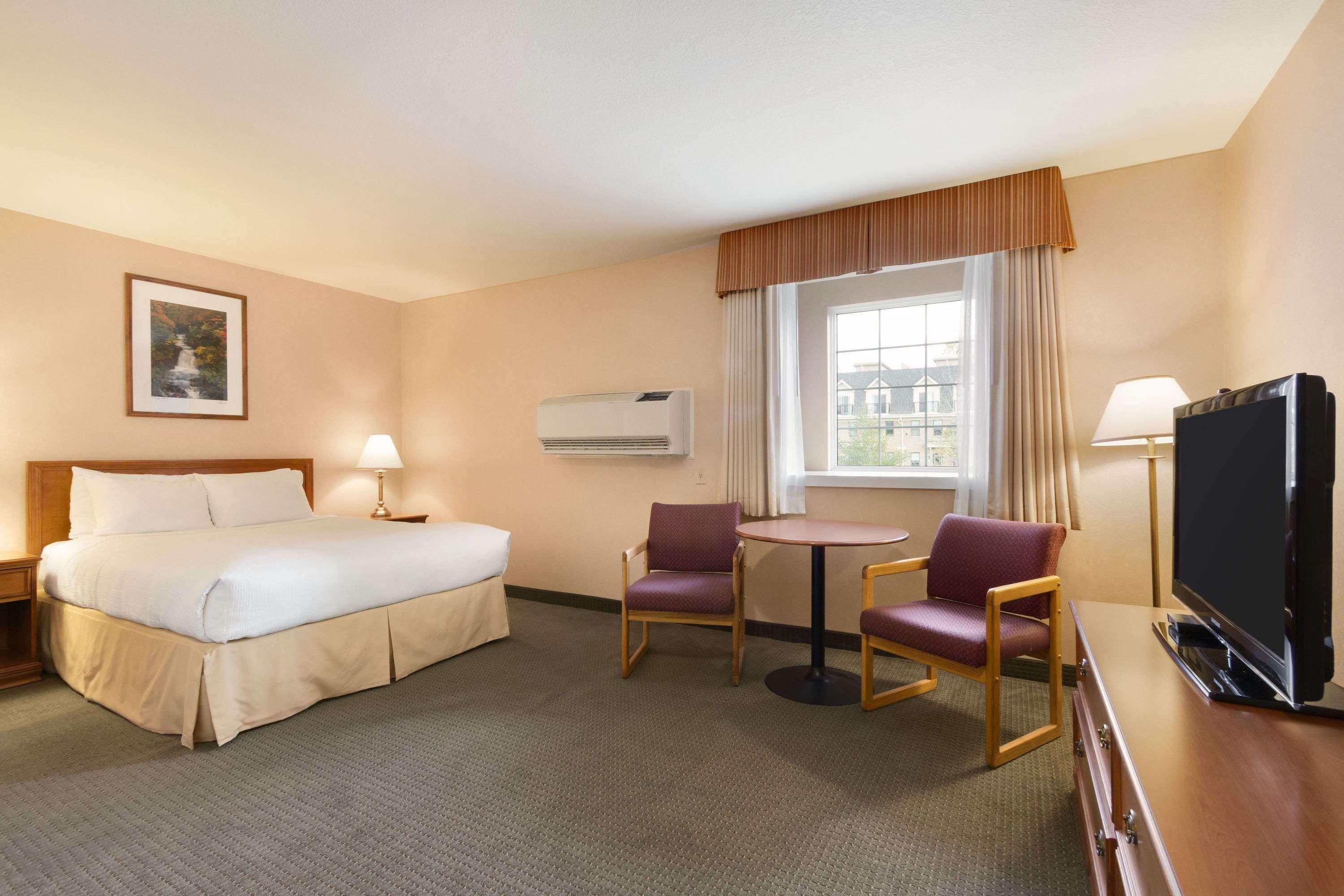 Days Inn By Wyndham Гуэлф Экстерьер фото
