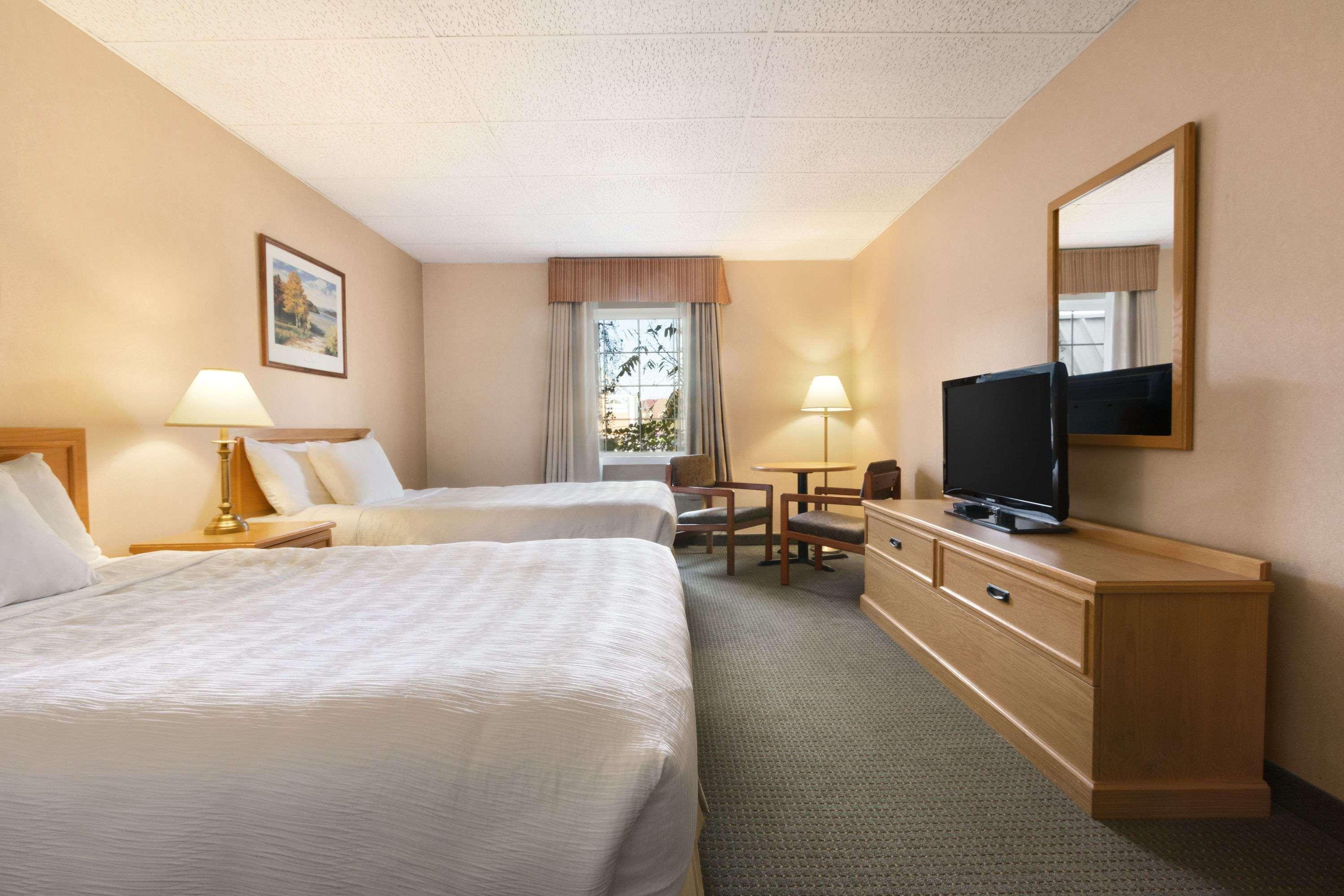 Days Inn By Wyndham Гуэлф Экстерьер фото