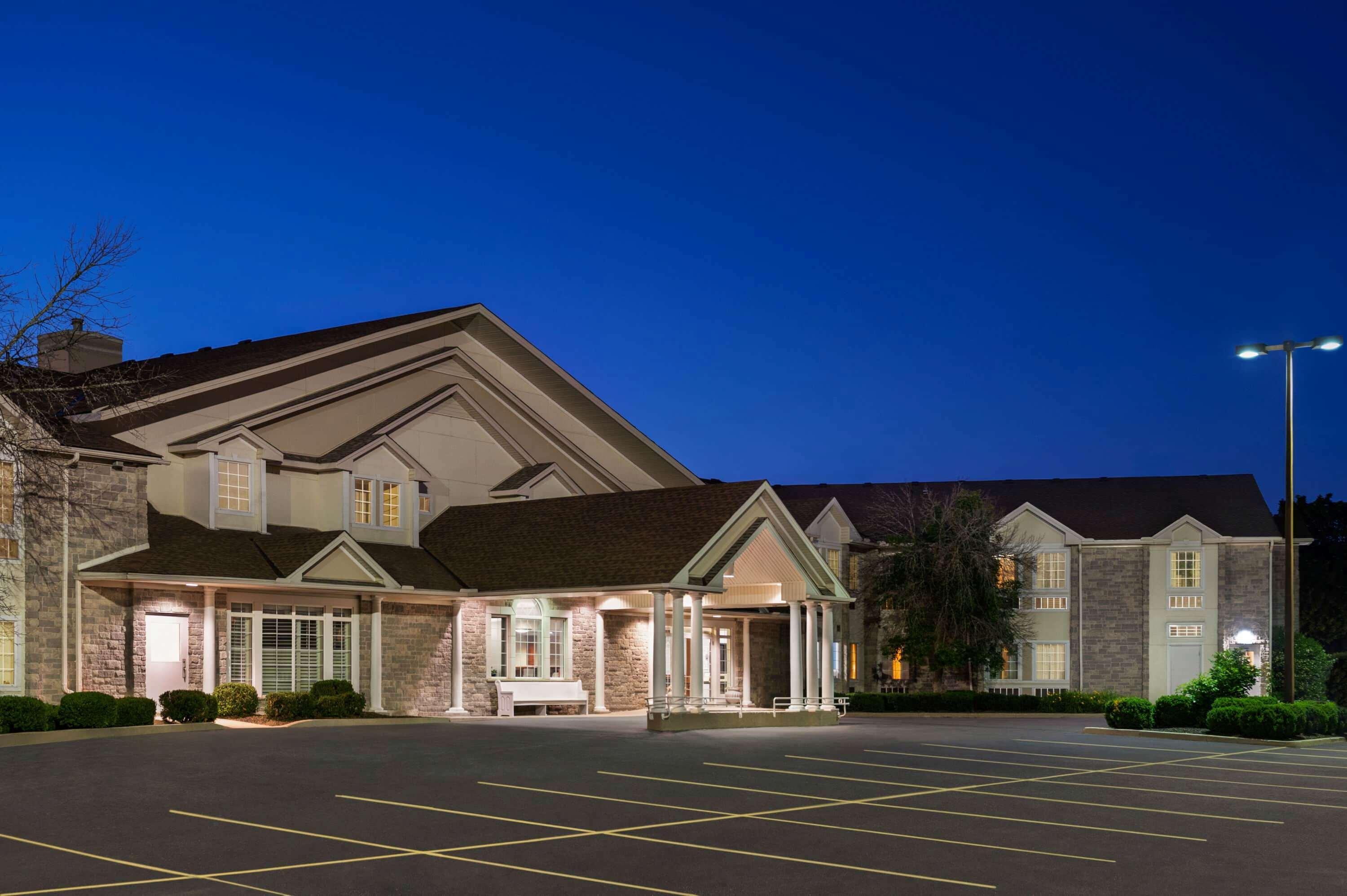 Days Inn By Wyndham Гуэлф Экстерьер фото